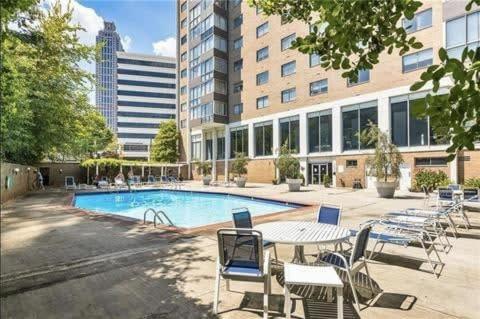 Сasa de vacaciones Atl Downtown 2br King Bed Free Parking Lm1003 *